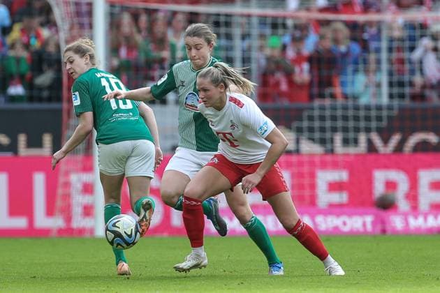 v.li.: Saskia Matheis (SV Werder Bremen, 19), Michelle Ulbrich (SV Werder Bremen, 5) und Marleen Schimmer (1. FC Köln, 23) im Zweikampf, Duell, Dynamik, Aktion, Action, Spielszene, DIE DFB-RICHTLINIEN UNTERSAGEN JEGLICHE NUTZUNG VON FOTOS ALS SEQUENZBILDER UND ODER VIDEOÄHNLICHE FOTOSTRECKEN. DFB REGULATIONS PROHIBIT ANY USE OF PHOTOGRAPHS AS IMAGE SEQUENCES AND OR QUASI-VIDEO., 10.03.2024, Köln (Deutschland), Fussball, Google Pixel Frauen-Bundesliga, 1. FC Köln - SV Werder Bremen
