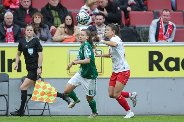 v.li.: Tuana Mahmoud (geb. Keles, SV Werder Bremen, 10) und Martyna Wiankowska (1. FC Köln, 26) im Zweikampf, Duell, Dynamik, Aktion, Action, Spielszene, DIE DFB-RICHTLINIEN UNTERSAGEN JEGLICHE NUTZUNG VON FOTOS ALS SEQUENZBILDER UND ODER VIDEOÄHNLICHE FOTOSTRECKEN. DFB REGULATIONS PROHIBIT ANY USE OF PHOTOGRAPHS AS IMAGE SEQUENCES AND OR QUASI-VIDEO., 10.03.2024, Köln (Deutschland), Fussball, Google Pixel Frauen-Bundesliga, 1. FC Köln - SV Werder Bremen