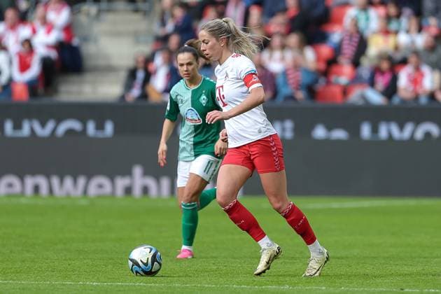 v.li.: Sharon Beck (1. FC Köln, 10) am Ball, Einzelbild, Ganzkörper, Aktion, Action, Spielszene, DIE DFB-RICHTLINIEN UNTERSAGEN JEGLICHE NUTZUNG VON FOTOS ALS SEQUENZBILDER UND ODER VIDEOÄHNLICHE FOTOSTRECKEN. DFB REGULATIONS PROHIBIT ANY USE OF PHOTOGRAPHS AS IMAGE SEQUENCES AND OR QUASI-VIDEO., 10.03.2024, Köln (Deutschland), Fussball, Google Pixel Frauen-Bundesliga, 1. FC Köln - SV Werder Bremen