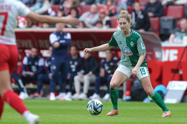 v.li.: Saskia Matheis (SV Werder Bremen, 19) am Ball, Einzelbild, Ganzkörper, Aktion, Action, Spielszene, DIE DFB-RICHTLINIEN UNTERSAGEN JEGLICHE NUTZUNG VON FOTOS ALS SEQUENZBILDER UND ODER VIDEOÄHNLICHE FOTOSTRECKEN. DFB REGULATIONS PROHIBIT ANY USE OF PHOTOGRAPHS AS IMAGE SEQUENCES AND OR QUASI-VIDEO., 10.03.2024, Köln (Deutschland), Fussball, Google Pixel Frauen-Bundesliga, 1. FC Köln - SV Werder Bremen