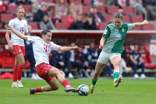 v.li.: Carlotta Wamser (1. FC Köln, 30) und Juliane Wirtz (SV Werder Bremen, 28) im Zweikampf, Duell, Dynamik, Aktion, Action, Spielszene, DIE DFB-RICHTLINIEN UNTERSAGEN JEGLICHE NUTZUNG VON FOTOS ALS SEQUENZBILDER UND ODER VIDEOÄHNLICHE FOTOSTRECKEN. DFB REGULATIONS PROHIBIT ANY USE OF PHOTOGRAPHS AS IMAGE SEQUENCES AND OR QUASI-VIDEO., 10.03.2024, Köln (Deutschland), Fussball, Google Pixel Frauen-Bundesliga, 1. FC Köln - SV Werder Bremen