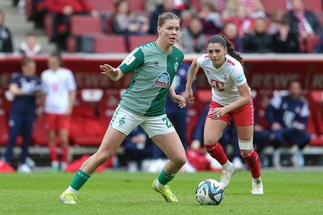 v.li.: Juliane Wirtz (SV Werder Bremen, 28) am Ball, Einzelbild, Ganzkörper, Aktion, Action, Spielszene, DIE DFB-RICHTLINIEN UNTERSAGEN JEGLICHE NUTZUNG VON FOTOS ALS SEQUENZBILDER UND ODER VIDEOÄHNLICHE FOTOSTRECKEN. DFB REGULATIONS PROHIBIT ANY USE OF PHOTOGRAPHS AS IMAGE SEQUENCES AND OR QUASI-VIDEO., 10.03.2024, Köln (Deutschland), Fussball, Google Pixel Frauen-Bundesliga, 1. FC Köln - SV Werder Bremen