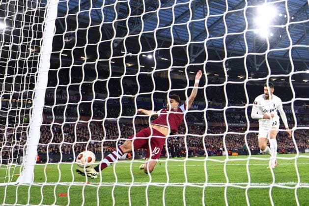 Sport Bilder des Tages Lucas Paqueta of West Ham United scoring a goal (1-0) West Ham United v Freiburg, UEFA Europa League, Round of 16, Second Leg, Football, London Stadium, London, UK - 14 Mar 2024 EDITORIAL USE ONLY No use with unauthorised audio, video, data, fixture lists, club league logos or live services. Online in-match use limited to 120 images, no video emulation. No use in betting, games or single club league player publications. Copyright: xSimonxDael Shutterstockx 14385551t