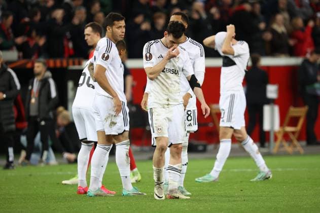 Nariman Akhundzade (Qarabag), Matheus Silva (Qarabag), Marko Jankovic (Qarabag) nach dem verlorenen Spiel, UEFA Europa League, Gruppenphase, Achtelfinale, Rückspiel, Bayer 04 Leverkusen vs Qarabag Agdam, Leverkusen, Deutschland, 14.03.2024.