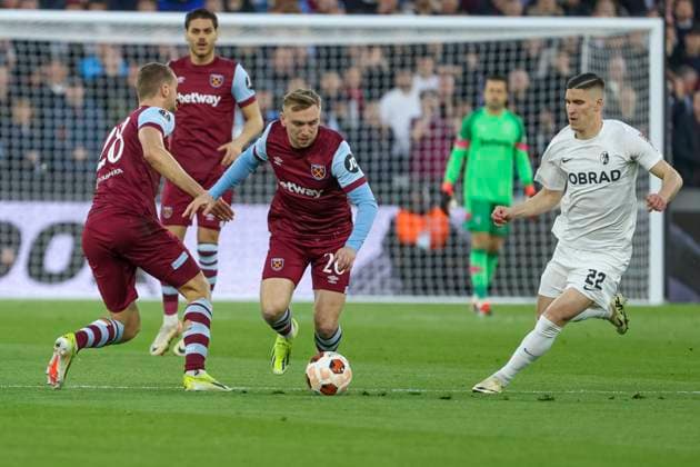 Tomas Soucek (West Ham United, 28), Jarrod Bowen (West Ham United, 20) und Roland Sallai (SC Freiburg, 22) im Kampf um den Ball , Fussball, UEFA Europa League, Achtelfinale, 2023 2024, West Ham United vs. SC Freiburg, 14.03.2024, London Stadium, London, Vereinigtes Koenigreich London London Stadium Vereinigtes Koenigreich Copyright: xGrantxHubbsx