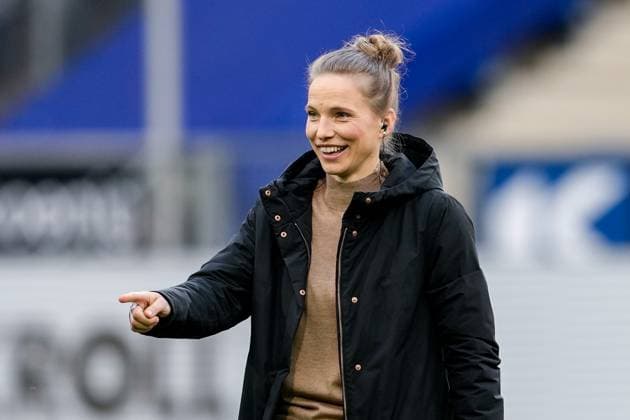 Tabea Kemme (TV, Expertin für Sky , Einzelbild, Einzelfoto, Aktion, Action, Freude, freuen, freut sich, freundlich, fröhlich, glücklich, strahlend, optimistisch, gibt Anweisungen, gestikuliert, mit den Armen gestikulieren, 16.03.2024, Sinsheim (Deutschland), Fussball, Bundesliga, TSG 1899 Hoffenheim - VfB Stuttgart, DFB DFL REGULATIONS PROHIBIT ANY USE OF PHOTOGRAPHS AS IMAGE SEQUENCES AND OR QUASI-VIDEO.