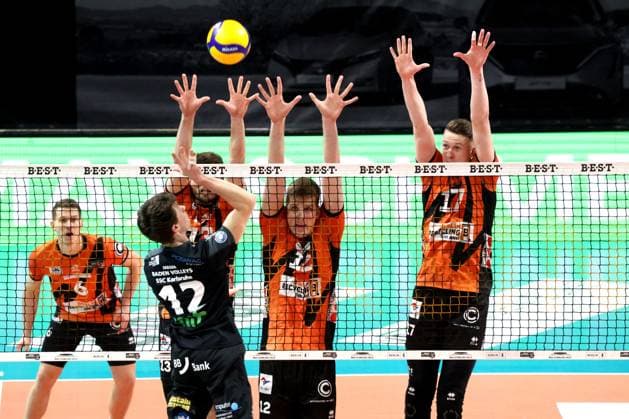 DEU, DVV, 1.VBL, BR Volleys vs. Karlsruhe, 17.03.2024, Max-Schmeling-Halle, Berlin, DEU, DVV, 1.VBL, BR Volleys vs. Karlsruhe, im Bild Ruben Schott (BR Volleys 13), Saso Stalekar (BR Volleys 12), Marek Sotola (BR Volleys 17), Lukas Jaeger (Karlsruhe 12) Foto: Juergen Engler nordphoto GmbH