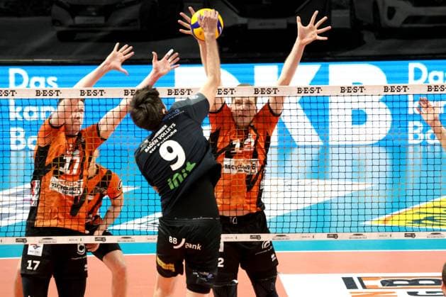DEU, DVV, 1.VBL, BR Volleys vs. Karlsruhe, 17.03.2024, Max-Schmeling-Halle, Berlin, DEU, DVV, 1.VBL, BR Volleys vs. Karlsruhe, im Bild Marek Sotola (BR Volleys 17), Leon Dervisaj (BR Volleys 14), Thorben Sandmeier (Karlsruhe 9) Foto: Juergen Engler nordphoto GmbH