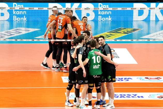 DEU, DVV, 1.VBL, BR Volleys vs. Karlsruhe, 17.03.2024, Max-Schmeling-Halle, Berlin, DEU, DVV, 1.VBL, BR Volleys vs. Karlsruhe, im Bild BR Volleys-Spielerkreis, Karlsruher-Spielerkreis Foto: Juergen Engler nordphoto GmbH