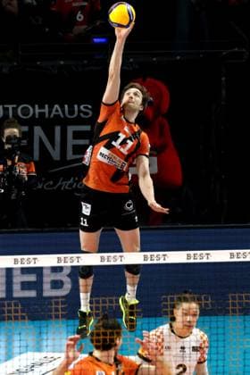 DEU, DVV, 1.VBL, BR Volleys vs. Karlsruhe, 17.03.2024, Max-Schmeling-Halle, Berlin, DEU, DVV, 1.VBL, BR Volleys vs. Karlsruhe, im Bild Aufschlag, aufgeschlagen von Cody Kessel (BR Volleys 11) Foto: Juergen Engler nordphoto GmbH
