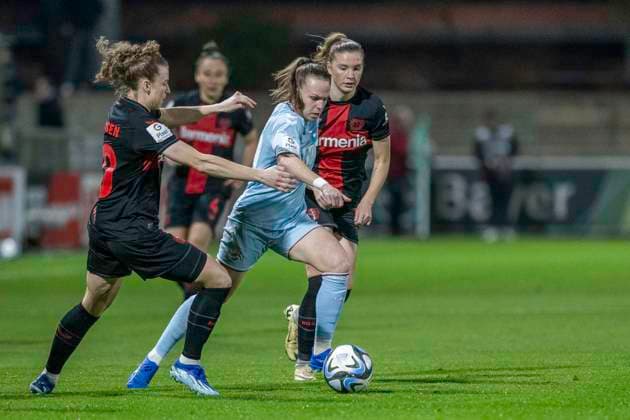Dora Zeller (1. Fc Koeln, 19), Mitte gegen Synne Skinnes Hansen (Bayer 04 Leverkusen, 10), vorne und Karolina Lea Vilhjalmsdottir (Bayer 04 Leverkusen, 18), hinten. Fussball: Google Pixel Frauen-Bundesliga, Saison 2023 2024, 16. Spieltag, Bayer 04 Leverkusen - 1. FC Koeln am 18.03.2024 im Ulrich-Haberland Stadion in Leverkusen. Wichtiger Hinweis: Gemaess den Vorgaben der DFL Deutsche Fussball Liga bzw. des DFB Deutscher Fussball-Bund ist es untersagt, in dem Stadion und oder vom Spiel angefertigte Fotoaufnahmen in Form von Sequenzbildern und oder videoaehnlichen Fotostrecken zu verwerten bzw. verwerten zu lassen. Foto: Kirchner-Media TH Copyright: xKirchner-Media THx