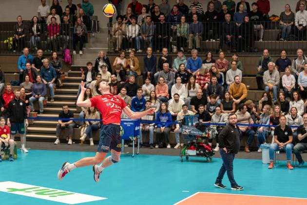 Aufschlag Korreck, Bastian (BADEN VOLLEYS SSC Karlsruhe, 2) GER, Baden VOLLEYS SSC Karlsruhe vs. Berlin Recycling Volleys Volleyball, Playoff Viertelfinale, Maenner, 20.03.2024 GER, Baden VOLLEYS SSC Karlsruhe vs. Berlin Recycling Volleys Volleyball, Playoff Viertelfinale, Maenner, 20.03.2024 Karlsruhe Copyright: xEibner-Pressefoto StefanxMayerx EP_SMR