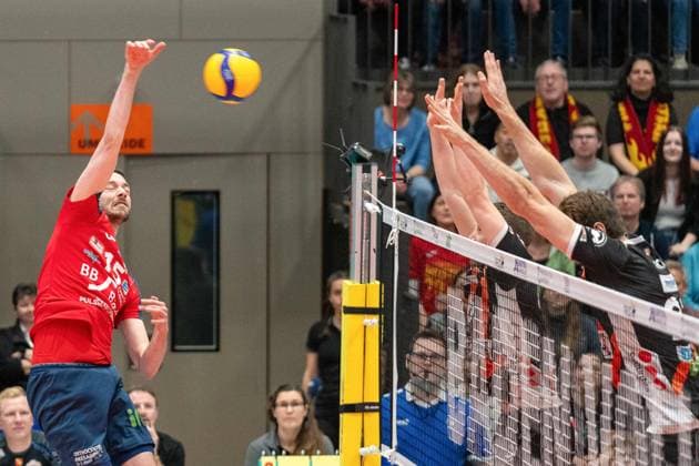 Angriff Sandmeier, Jens (BADEN VOLLEYS SSC Karlsruhe, 15) GER, Baden VOLLEYS SSC Karlsruhe vs. Berlin Recycling Volleys Volleyball, Playoff Viertelfinale, Maenner, 20.03.2024 GER, Baden VOLLEYS SSC Karlsruhe vs. Berlin Recycling Volleys Volleyball, Playoff Viertelfinale, Maenner, 20.03.2024 Karlsruhe Copyright: xEibner-Pressefoto StefanxMayerx EP_SMR