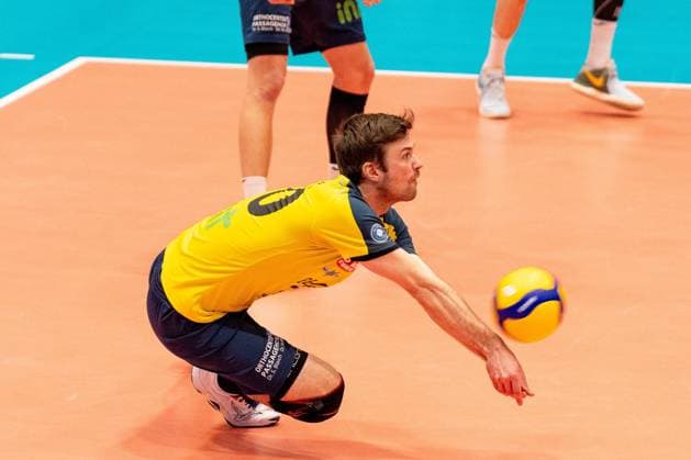 Annahme Dollhofer, Benjamin (BADEN VOLLEYS SSC Karlsruhe, 10) GER, Baden VOLLEYS SSC Karlsruhe vs. Berlin Recycling Volleys Volleyball, Playoff Viertelfinale, Maenner, 20.03.2024 GER, Baden VOLLEYS SSC Karlsruhe vs. Berlin Recycling Volleys Volleyball, Playoff Viertelfinale, Maenner, 20.03.2024 Karlsruhe Copyright: xEibner-Pressefoto StefanxMayerx EP_SMR