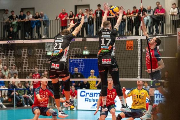 Sandmeier, Jens (BADEN VOLLEYS SSC Karlsruhe, 15) im Angriff GER, Baden VOLLEYS SSC Karlsruhe vs. Berlin Recycling Volleys Volleyball, Playoff Viertelfinale, Maenner, 20.03.2024 GER, Baden VOLLEYS SSC Karlsruhe vs. Berlin Recycling Volleys Volleyball, Playoff Viertelfinale, Maenner, 20.03.2024 Karlsruhe Copyright: xEibner-Pressefoto StefanxMayerx EP_SMR