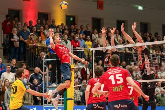 Angriff Brentel, Jannik (BADEN VOLLEYS SSC Karlsruhe, 3) GER, Baden VOLLEYS SSC Karlsruhe vs. Berlin Recycling Volleys Volleyball, Playoff Viertelfinale, Maenner, 20.03.2024 GER, Baden VOLLEYS SSC Karlsruhe vs. Berlin Recycling Volleys Volleyball, Playoff Viertelfinale, Maenner, 20.03.2024 Karlsruhe Copyright: xEibner-Pressefoto StefanxMayerx EP_SMR