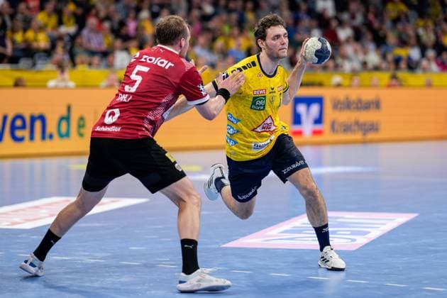 v.li.: Max Darj (Füchse, 5), Niclas Kirkelokke (Kirkelökke, RNL, 6), Zweikampf, Spielszene, Duell, duel, tackle, tackling, Dynamik, Action, Aktion, 21.03.2024, Mannheim (Deutschland), Handball, Bundesliga, Rhein-Neckar Löwen - Füchse Berlin