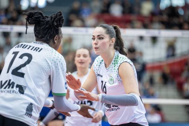 Mikala Mogensen (USC Muenster, 16) stimmt sich mit Gloria Mutiri (USC Muenster, 12) ab Allianz MTV Stuttgart - USC Muenster, 23.03.2024, Stuttgart (SCHARRena), DEU Allianz MTV Stuttgart - USC Muenster, Volleyball Bundesliga, Frauen, VBL, Saison 2023 24, 23.03.2024, Stuttgart (SCHARRena), DEU Stuttgart Copyright: xSandyxDinkelackerx EP_SDR