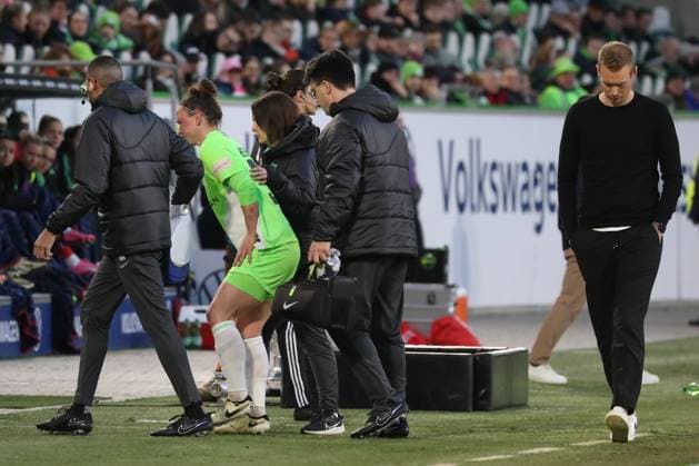 23.03.2024, xgox, Fussball 1.Bundesliga Damen, VfL Wolfsburg - FC Bayern München emspor, v.l. Marina Hegering (Wolfsburg, 31), Tommy Stroot (Wolfsburg, Trainer) verletzt, Verletzung, injury, injured (DFL DFB REGULATIONS PROHIBIT ANY USE OF PHOTOGRAPHS as IMAGE SEQUENCES and or QUASI-VIDEO) Wolfsburg