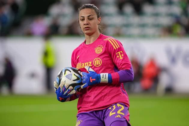 v.li.: Maria Luisa Grohs (Mala, Torhüterin, Torwart, FC Bayern München, 22) am Ball, Einzelbild, Ganzkörper, Aktion, Action, Spielszene, Portrait, Nahaufnahme, Einzelfoto, Einzelbild, DIE DFB-RICHTLINIEN UNTERSAGEN JEGLICHE NUTZUNG VON FOTOS ALS SEQUENZBILDER UND ODER VIDEOÄHNLICHE FOTOSTRECKEN. DFB REGULATIONS PROHIBIT ANY USE OF PHOTOGRAPHS AS IMAGE SEQUENCES AND OR QUASI-VIDEO., 23.03.2024, Wolfsburg (Deutschland), Fussball, Google Pixel Frauen-Bundesliga, VfL Wolfsburg - FC Bayern München
