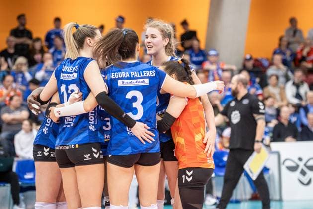 Jubel beim MTV Stuttgart - Jolien Knollema (Allianz MTV Stuttgart, 10) 2.vr. freut sich mit Team Allianz MTV Stuttgart - USC Muenster, 23.03.2024, Stuttgart (SCHARRena), DEU Allianz MTV Stuttgart - USC Muenster, Volleyball Bundesliga, Frauen, VBL, Saison 2023 24, 23.03.2024, Stuttgart (SCHARRena), DEU Stuttgart Copyright: xSandyxDinkelackerx EP_SDR