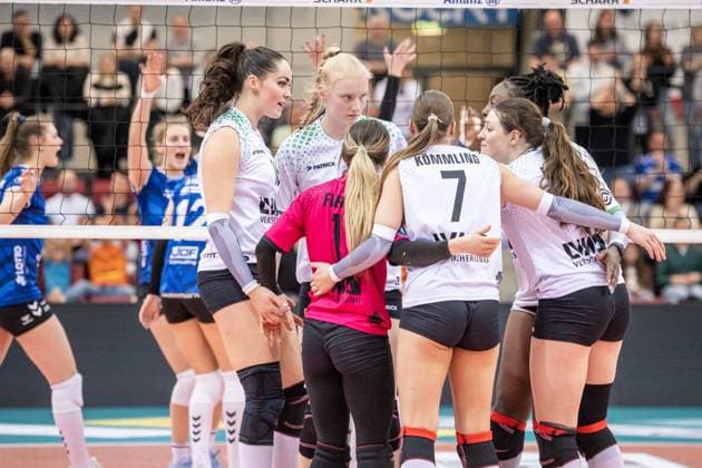 Luisa van Clewe (USC Muenster, 08) kritischer Blick mit Team im Hintergrund jubeln die Stuttgarter Allianz MTV Stuttgart - USC Muenster, 23.03.2024, Stuttgart (SCHARRena), DEU Allianz MTV Stuttgart - USC Muenster, Volleyball Bundesliga, Frauen, VBL, Saison 2023 24, 23.03.2024, Stuttgart (SCHARRena), DEU Stuttgart Copyright: xSandyxDinkelackerx EP_SDR