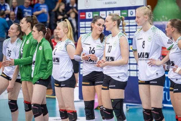 Enttaeuschtes Team des USC Muenster nach Niederlage in Stuttgart Allianz MTV Stuttgart - USC Muenster, 23.03.2024, Stuttgart (SCHARRena), DEU Allianz MTV Stuttgart - USC Muenster, Volleyball Bundesliga, Frauen, VBL, Saison 2023 24, 23.03.2024, Stuttgart (SCHARRena), DEU Stuttgart Copyright: xSandyxDinkelackerx EP_SDR