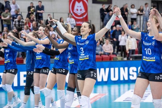 Maria Segura Palleres (Allianz MTV Stuttgart, 03) - Jubel mit Team Allianz MTV Stuttgart - USC Muenster, 23.03.2024, Stuttgart (SCHARRena), DEU Allianz MTV Stuttgart - USC Muenster, Volleyball Bundesliga, Frauen, VBL, Saison 2023 24, 23.03.2024, Stuttgart (SCHARRena), DEU Stuttgart Copyright: xSandyxDinkelackerx EP_SDR