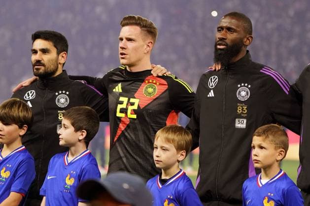 Fussball, Freundschaftsspiel, Länderspiel, Testspiel, Frankreich-Deutschland, 23.03.2024, Groupama Stadium Lyon Ilkay Gündogan, Marc Terstegen, Antonio Rüdiger, alle Deutschland, ANationalhymne singen