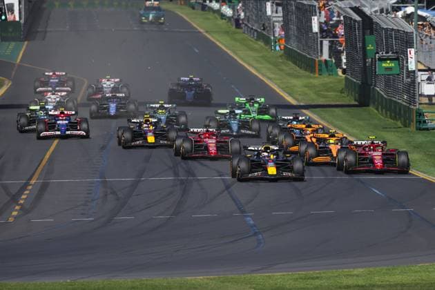 Start of the race, 01 VERSTAPPEN Max (nld), Red Bull Racing RB20, 55 SAINZ Carlos (spa), Scuderia Ferrari SF-24, action during the Formula 1 Rolex Australian Grand Prix 2024, 3rd round of the 2024 Formula One World Championship, WM, Weltmeisterschaft from March 22 to 24, 2024 on the Albert Park Circuit, in Melbourne, Australia - F1 - AUSTRALIAN GRAND PRIX 2024 DPPI Panoramic 240324_R03_AUSTRALIA_XBR30263.JPG