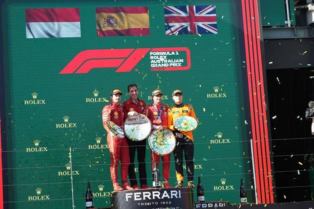 24.03.2024, Albert Park Circuit, Melbourne, FORMULA 1 ROLEX AUSTRALIAN GRAND PRIX 2024 ,im Bild Sieger Carlos Sainz Jr. (ESP), Scuderia Ferrari, 2.Platz für Charles Leclerc (MCO), Scuderia Ferrari, 3.Platz für Lando Norris (GBR), McLaren F1 Team, Ferrari Ingenieur Matteo Toninelli Melbourne Albert Park Circuit Victoria Australien