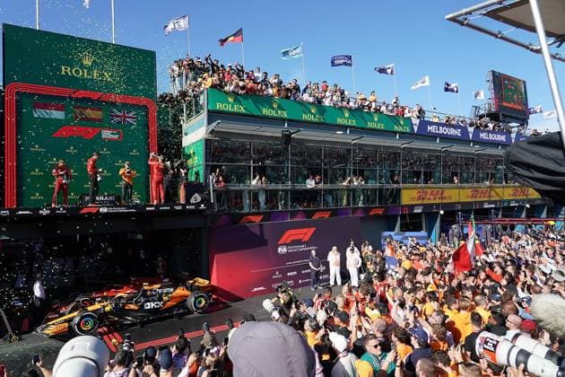 24.03.2024, Albert Park Circuit, Melbourne, FORMULA 1 ROLEX AUSTRALIAN GRAND PRIX 2024 ,im Bild Sieger Carlos Sainz Jr. (ESP), Scuderia Ferrari, 2.Platz für Charles Leclerc (MCO), Scuderia Ferrari, 3.Platz für Lando Norris (GBR), McLaren F1 Team, Ferrari Ingenieur Matteo Toninelli Melbourne Albert Park Circuit Victoria Australien