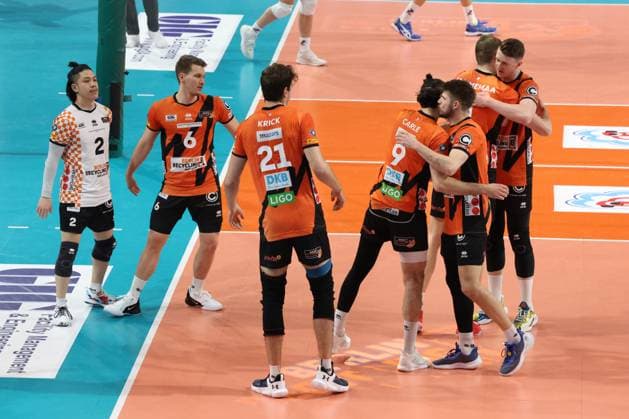 DEU, DVV, 1.VBL, BR Volleys vs. SVG Lueneburg, 27.03.2024, Max-Schmeling-Halle, Berlin, DEU, DVV, 1.VBL, BR Volleys vs. SVG Lueneburg, im Bild BR Volleys-Spielerkreis Foto: Juergen Engler nordphoto GmbH