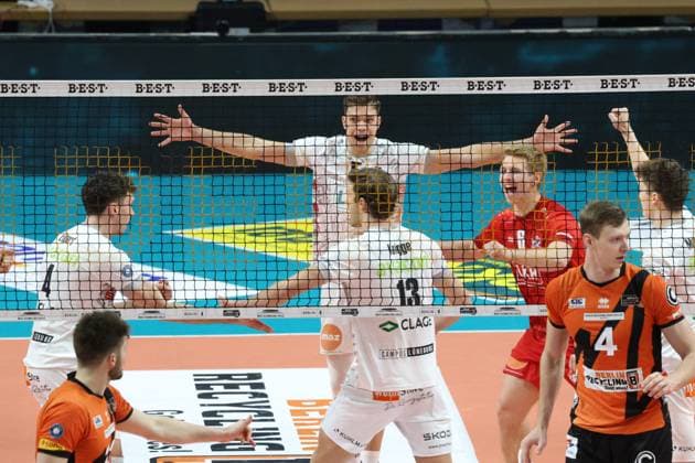 DEU, DVV, 1.VBL, BR Volleys vs. SVG Lueneburg, 27.03.2024, Max-Schmeling-Halle, Berlin, DEU, DVV, 1.VBL, BR Volleys vs. SVG Lueneburg, im Bild Lueneburger-Spielerkreis Foto: Juergen Engler nordphoto GmbH