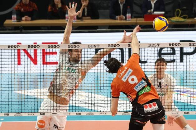 DEU, DVV, 1.VBL, BR Volleys vs. SVG Lueneburg, 27.03.2024, Max-Schmeling-Halle, Berlin, DEU, DVV, 1.VBL, BR Volleys vs. SVG Lueneburg, im Bild Timothee Carle (BR Volleys 9), Xander Ketrzynski (Lueneburg 11) Foto: Juergen Engler nordphoto GmbH