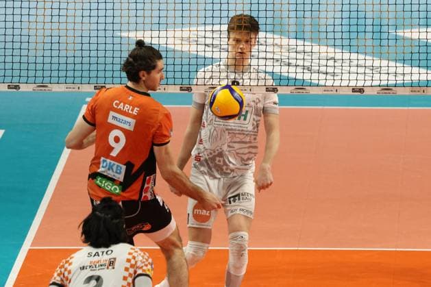 DEU, DVV, 1.VBL, BR Volleys vs. SVG Lueneburg, 27.03.2024, Max-Schmeling-Halle, Berlin, DEU, DVV, 1.VBL, BR Volleys vs. SVG Lueneburg, im Bild Timothee Carle (BR Volleys 9), Theo Mohwinkel (Lueneburg 8) Foto: Juergen Engler nordphoto GmbH