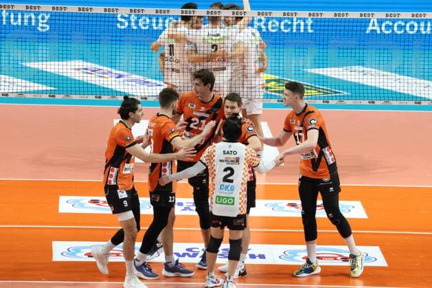 DEU, DVV, 1.VBL, BR Volleys vs. SVG Lueneburg, 27.03.2024, Max-Schmeling-Halle, Berlin, DEU, DVV, 1.VBL, BR Volleys vs. SVG Lueneburg, im Bild BR Volleys-Spielerkreis, Lueneburger-Spielerkreis Foto: Juergen Engler nordphoto GmbH