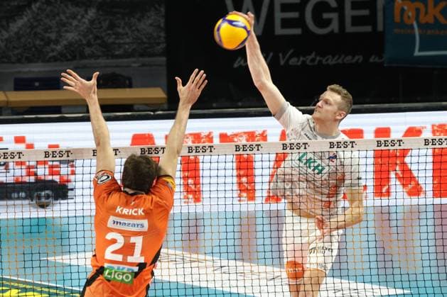 DEU, DVV, 1.VBL, BR Volleys vs. SVG Lueneburg, 27.03.2024, Max-Schmeling-Halle, Berlin, DEU, DVV, 1.VBL, BR Volleys vs. SVG Lueneburg, im Bild Timothee Carle (BR Volleys 9), Blake Leeson (Lueneburg 2) Foto: Juergen Engler nordphoto GmbH