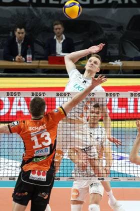 DEU, DVV, 1.VBL, BR Volleys vs. SVG Lueneburg, 27.03.2024, Max-Schmeling-Halle, Berlin, DEU, DVV, 1.VBL, BR Volleys vs. SVG Lueneburg, im Bild Ruben Schott (BR Volleys 13), Maxwell Elgert (Lueneburg 4) Foto: Juergen Engler nordphoto GmbH