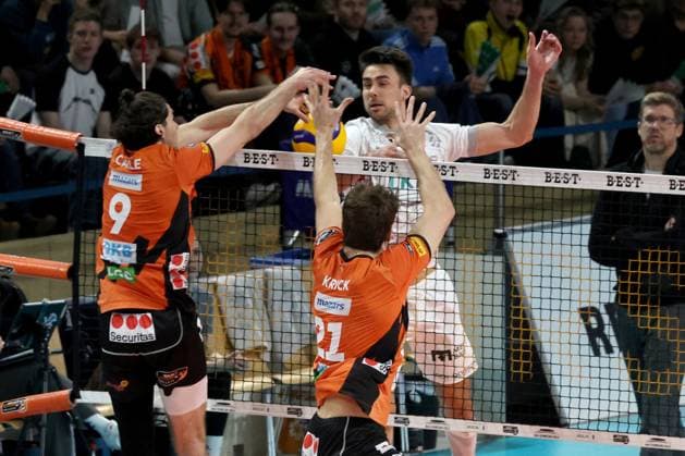 DEU, DVV, 1.VBL, BR Volleys vs. SVG Lueneburg, 27.03.2024, Max-Schmeling-Halle, Berlin, DEU, DVV, 1.VBL, BR Volleys vs. SVG Lueneburg, im Bild Timothee Carle (BR Volleys 9), Tobias Krick (BR Volleys 21), Xander Ketrzynski (Lueneburg 11) Foto: Juergen Engler nordphoto GmbH