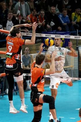 DEU, DVV, 1.VBL, BR Volleys vs. SVG Lueneburg, 27.03.2024, Max-Schmeling-Halle, Berlin, DEU, DVV, 1.VBL, BR Volleys vs. SVG Lueneburg, im Bild Timothee Carle (BR Volleys 9), Tobias Krick (BR Volleys 21), Xander Ketrzynski (Lueneburg 11) Foto: Juergen Engler nordphoto GmbH