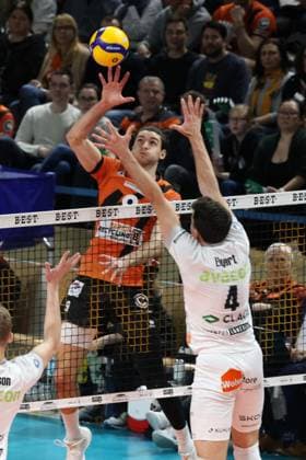 DEU, DVV, 1.VBL, BR Volleys vs. SVG Lueneburg, 27.03.2024, Max-Schmeling-Halle, Berlin, DEU, DVV, 1.VBL, BR Volleys vs. SVG Lueneburg, im Bild Timothee Carle (BR Volleys 9), Maxwell Elgert (Lueneburg 4) Foto: Juergen Engler nordphoto GmbH
