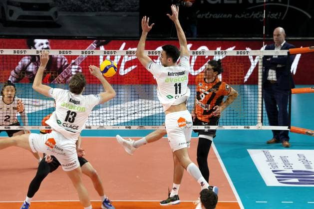 DEU, DVV, 1.VBL, BR Volleys vs. SVG Lueneburg, 27.03.2024, Max-Schmeling-Halle, Berlin, DEU, DVV, 1.VBL, BR Volleys vs. SVG Lueneburg, im Bild Timothee Carle (BR Volleys 9), Matthew Knigge (Lueneburg 13), Xander Ketrzynski (Lueneburg 11) Foto: Juergen Engler nordphoto GmbH