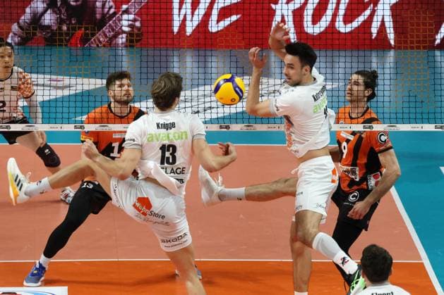 DEU, DVV, 1.VBL, BR Volleys vs. SVG Lueneburg, 27.03.2024, Max-Schmeling-Halle, Berlin, DEU, DVV, 1.VBL, BR Volleys vs. SVG Lueneburg, im Bild Timothee Carle (BR Volleys 9), Ruben Schott (BR Volleys 13), Matthew Knigge (Lueneburg 13), Xander Ketrzynski (Lueneburg 11) Foto: Juergen Engler nordphoto GmbH