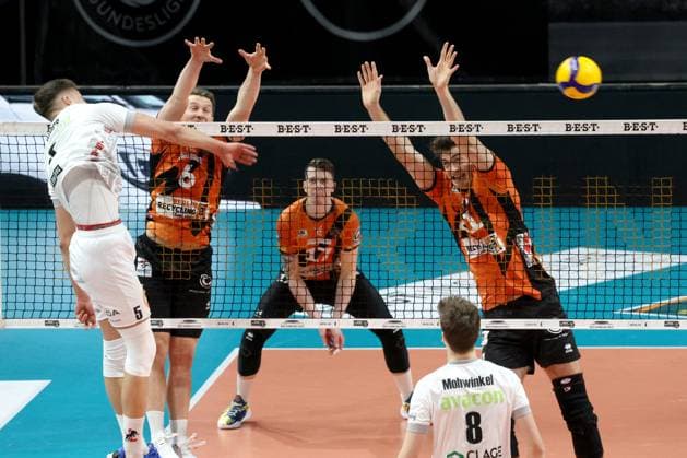 DEU, DVV, 1.VBL, BR Volleys vs. SVG Lueneburg, 27.03.2024, Max-Schmeling-Halle, Berlin, DEU, DVV, 1.VBL, BR Volleys vs. SVG Lueneburg, im Bild Johannes Tille (BR Volleys 6), Marek Sotola (BR Volleys 17), Tobias Krick (BR Volleys 21), Gage Worsley (Lueneburg 6) Foto: Juergen Engler nordphoto GmbH