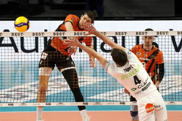 DEU, DVV, 1.VBL, BR Volleys vs. SVG Lueneburg, 27.03.2024, Max-Schmeling-Halle, Berlin, DEU, DVV, 1.VBL, BR Volleys vs. SVG Lueneburg, im Bild Timothee Carle (BR Volleys 9), Maxwell Elgert (Lueneburg 4) Foto: Juergen Engler nordphoto GmbH
