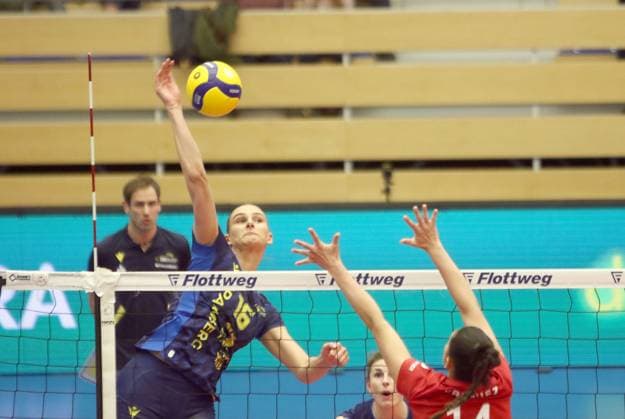 March 27, 2024, Vilsbiburg: from left Indy BAIJENS (Schwerin), Elaine VAZQUEZ RIVERA (Vilsbiburg), .womans volleyball, German Volleyball Bundesliga, playoff quarter final, .Rote Raben Vilsbiburg vs SSC Palmberg Schwerin, .Vilsbiburg, Ballsporthalle, March 27, 2024, Vilsbiburg - ZUMAf110 20240327_fap_f110_010 Copyright: xWolfgangxFehrmannx
