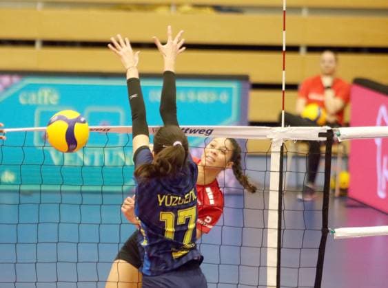 March 27, 2024, Vilsbiburg: from left Bircu YUEZGENC (SChwerin), Elaine VAZQUEZ RIVERA (Vilsbiburg), .womans volleyball, German Volleyball Bundesliga, playoff quarter final, .Rote Raben Vilsbiburg vs SSC Palmberg Schwerin, .Vilsbiburg, Ballsporthalle, March 27, 2024, Vilsbiburg - ZUMAf110 20240327_fap_f110_012 Copyright: xWolfgangxFehrmannx