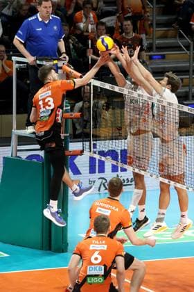 DEU, DVV, 1.VBL, BR Volleys vs. SVG Lueneburg, 27.03.2024, Max-Schmeling-Halle, Berlin, DEU, DVV, 1.VBL, BR Volleys vs. SVG Lueneburg, im Bild Ruben Schott (BR Volleys 13), Xander Ketrzynski (Lueneburg 11), Matthew Knigge (Lueneburg 13) Foto: Juergen Engler nordphoto GmbH