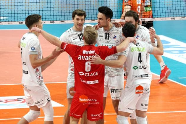 DEU, DVV, 1.VBL, BR Volleys vs. SVG Lueneburg, 27.03.2024, Max-Schmeling-Halle, Berlin, DEU, DVV, 1.VBL, BR Volleys vs. SVG Lueneburg, im Bild Lueneburger-Spielerkreis Foto: Juergen Engler nordphoto GmbH